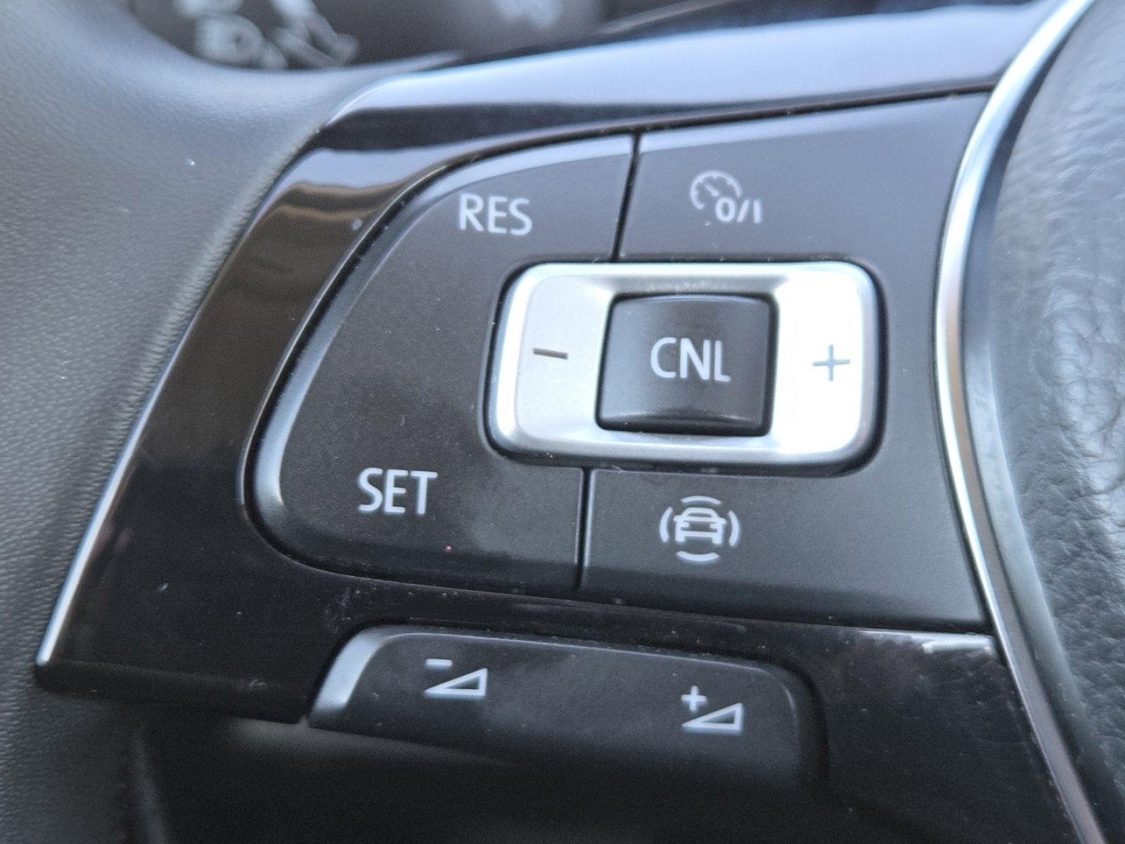 Used 2020 Volkswagen Tiguan SE image 6