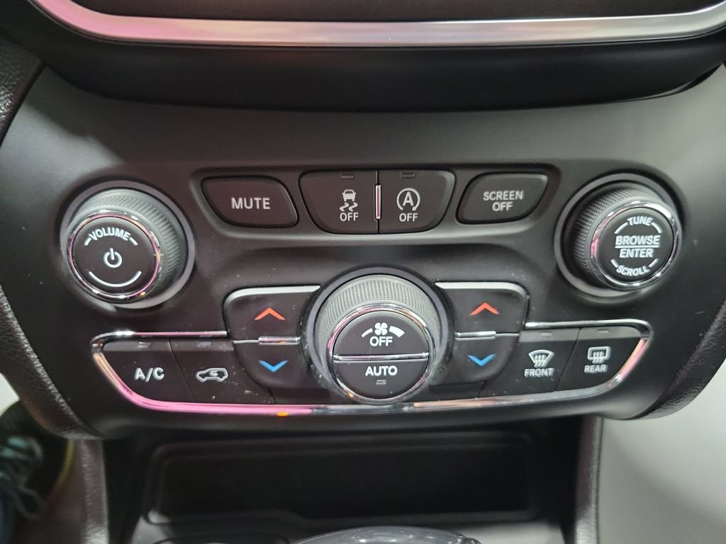 Used 2022 Jeep Cherokee Trailhawk w/ Premium Leather Package AWD/4WD image 44