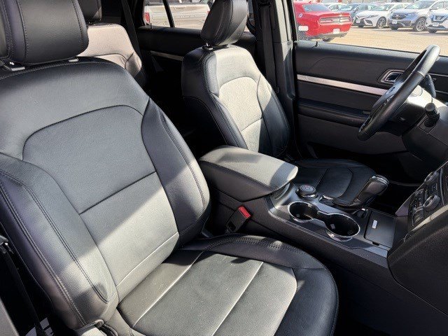 Used 2018 Ford Explorer XLT w/ Equipment Group 202A AWD/4WD image 24