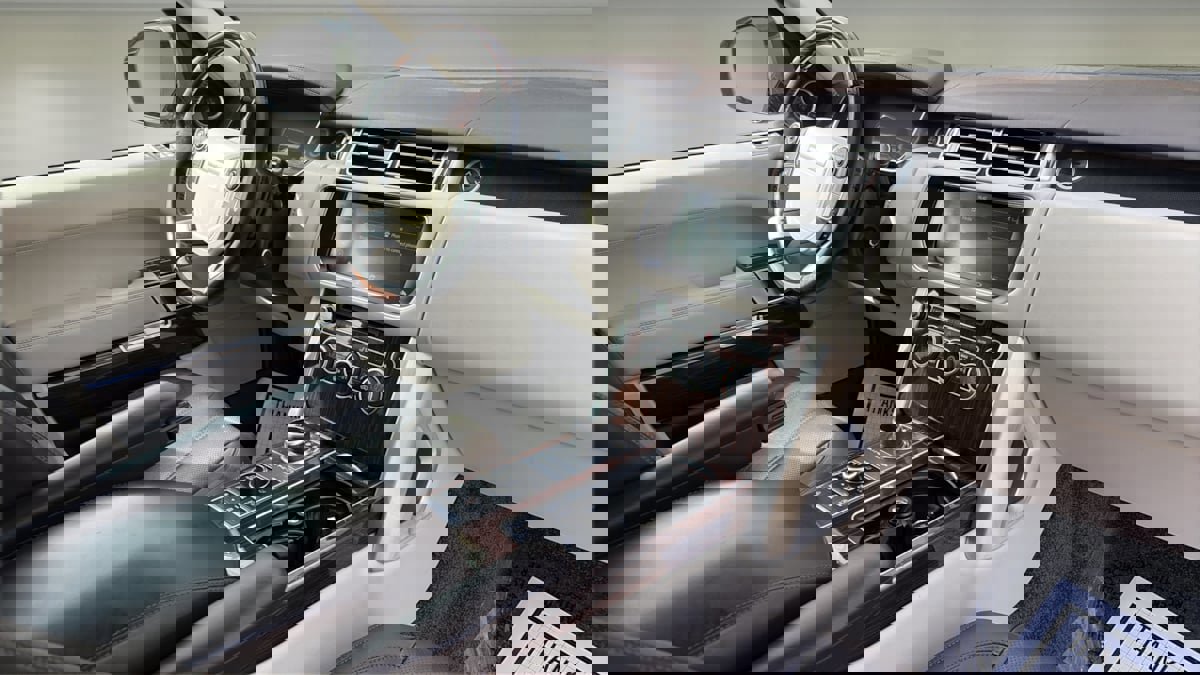 Used 2017 Land Rover Range Rover HSE image 10