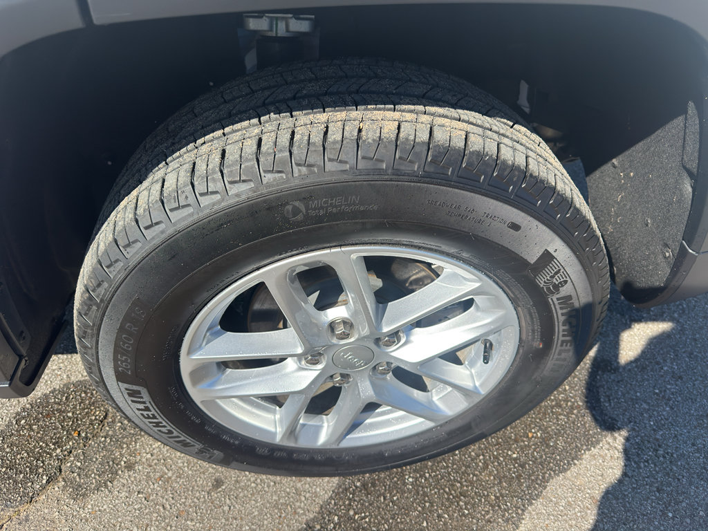 Used 2025 Jeep Grand Cherokee Laredo X RWD image 23