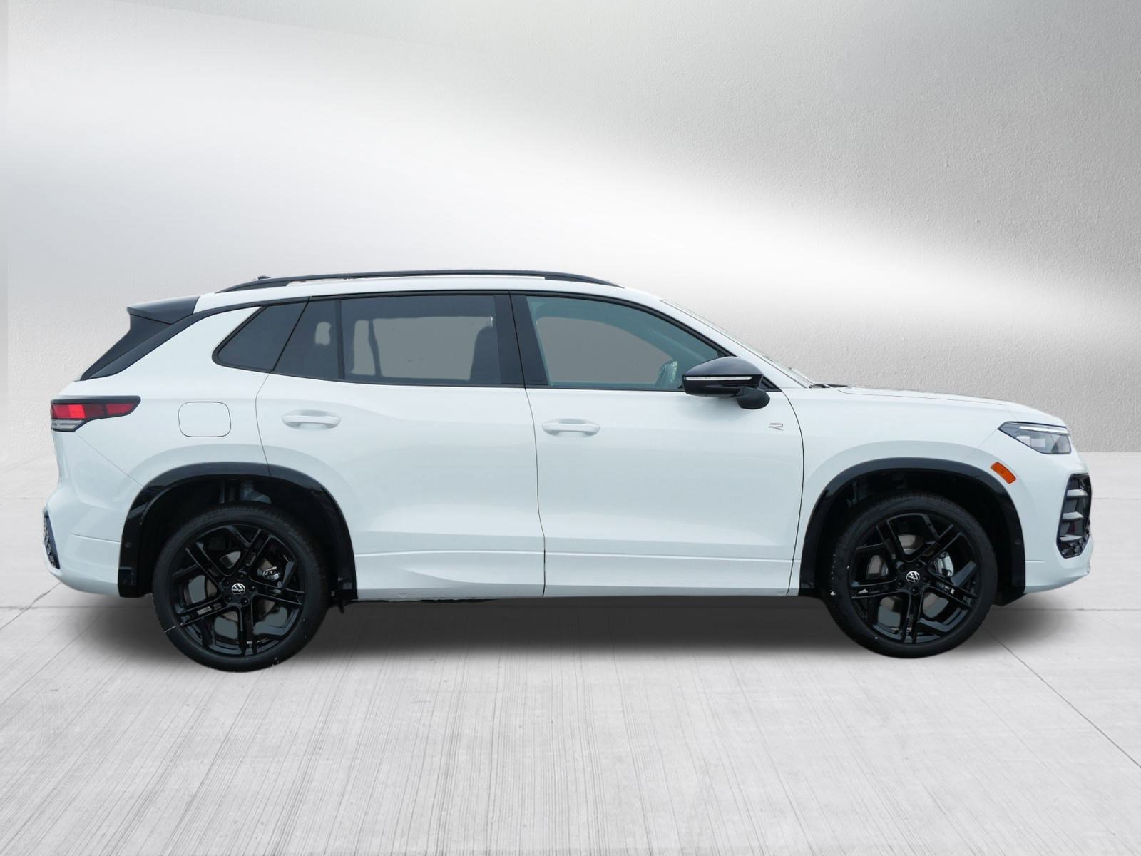 New 2026 Volkswagen Tiguan SE R-Line image 2