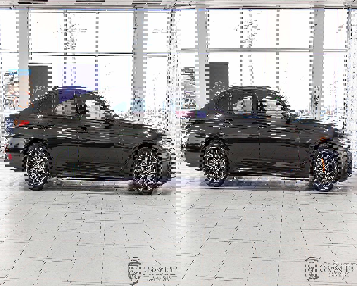 Used 2021 BMW 530e xDrive w/ Executive Package image 9