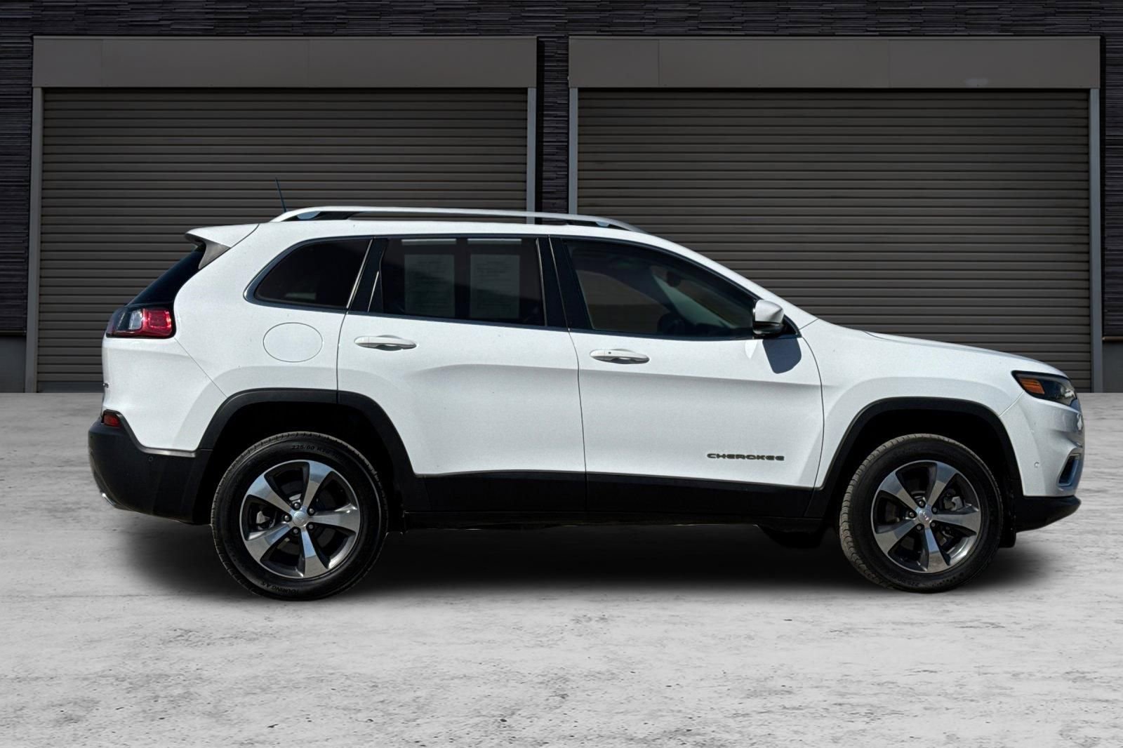 Used 2019 Jeep Cherokee Limited w/ Luxury Group AWD/4WD image 3