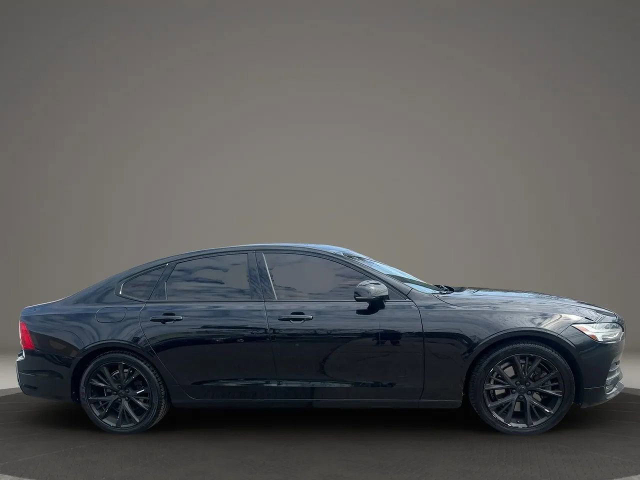 Used 2017 Volvo S90 T6 Momentum w/ Vision Package image 4