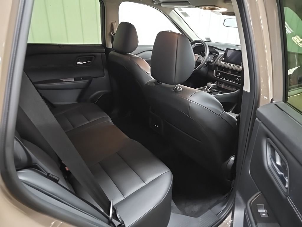 Used 2025 Nissan Rogue SV w/ SV Premium Package image 18