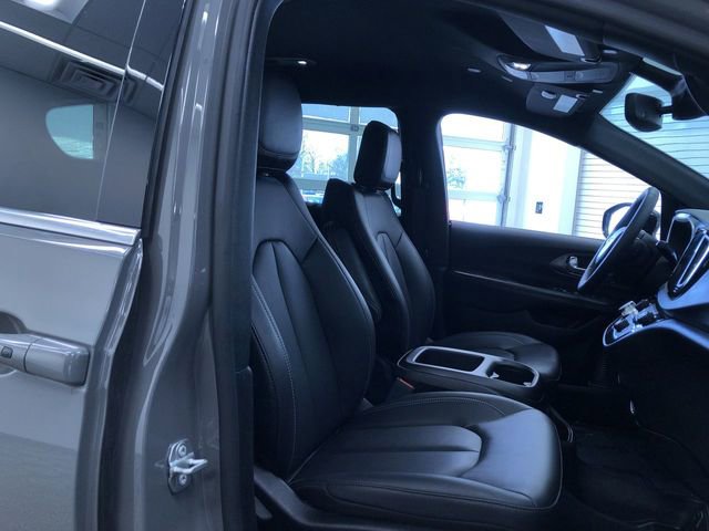 Used 2025 Chrysler Pacifica Select FWD image 23