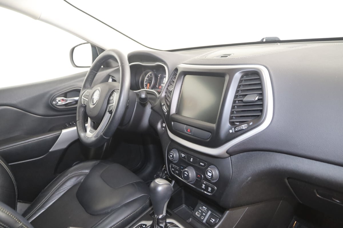 Used 2018 Jeep Cherokee Latitude Plus w/ Cold Weather Group FWD image 37