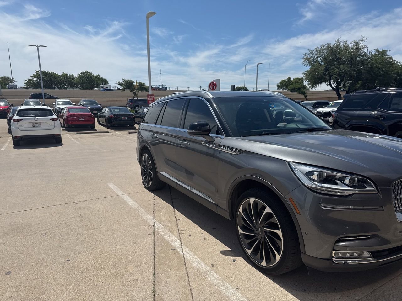 Used 2023 Lincoln Aviator Reserve w/ Equipment Group 201A RWD image 2