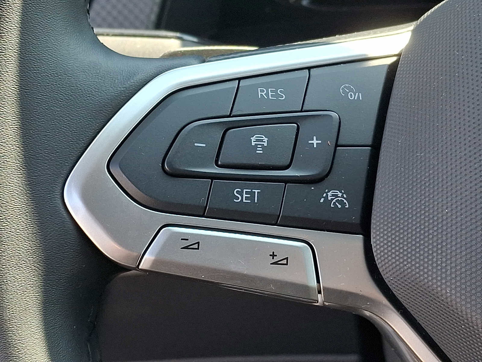 Used 2025 Volkswagen Atlas Peak Edition SE AWD/4WD image 19