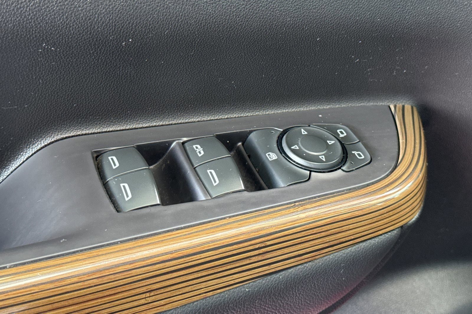 Used 2022 GMC Acadia SLE w/ Driver Convenience Package image 13