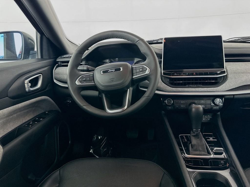 Used 2023 Jeep Compass Latitude image 29
