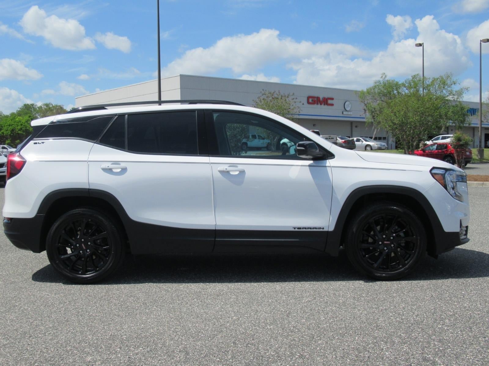 Used 2024 GMC Terrain SLT w/ Tech Package FWD image 2