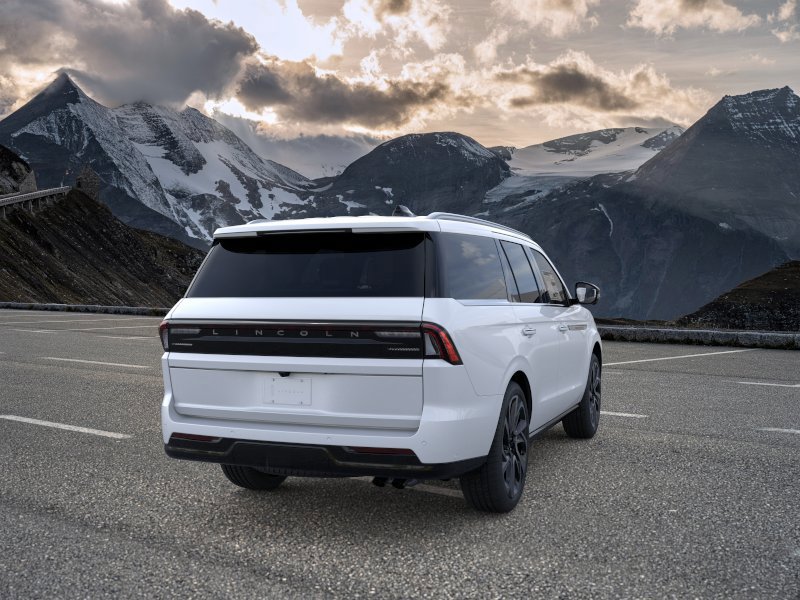 New 2026 Lincoln Navigator Reserve AWD/4WD image 8