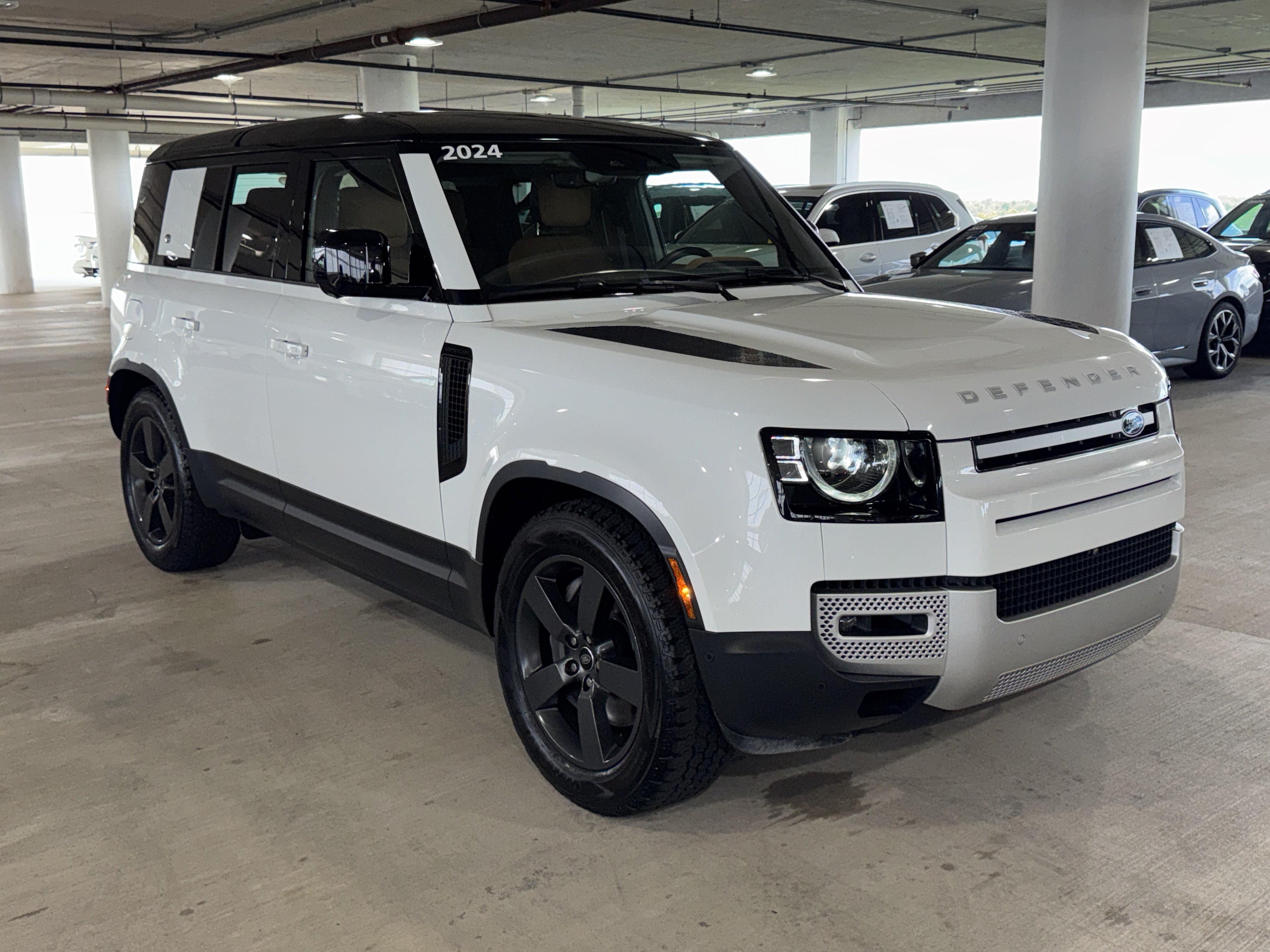Used 2024 Land Rover Defender 110 SE AWD/4WD image 2