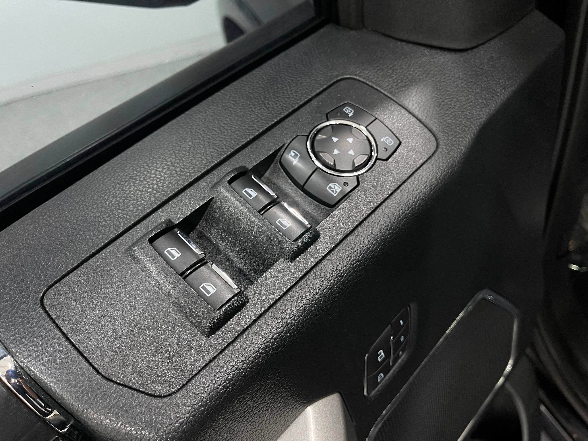 Used 2019 Ford F150 Lariat w/ Equipment Group 502A Luxury AWD/4WD image 16