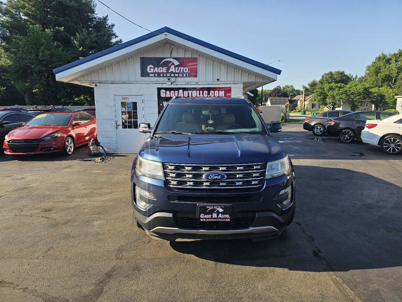 Used 2016 Ford Explorer XLT w/ Equipment Group 202A AWD/4WD image 2