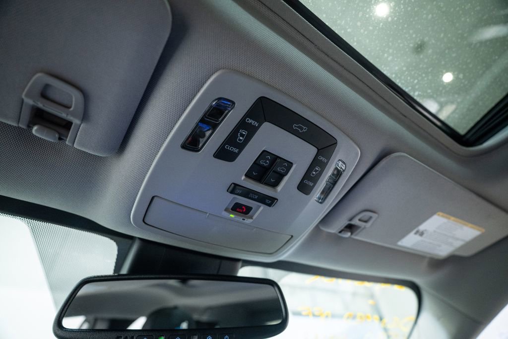 Used 2025 Toyota Sienna XLE AWD/4WD image 35