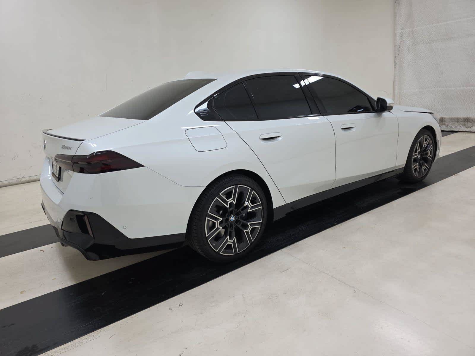 Used 2026 BMW 530i w/ M Sport Package RWD image 4