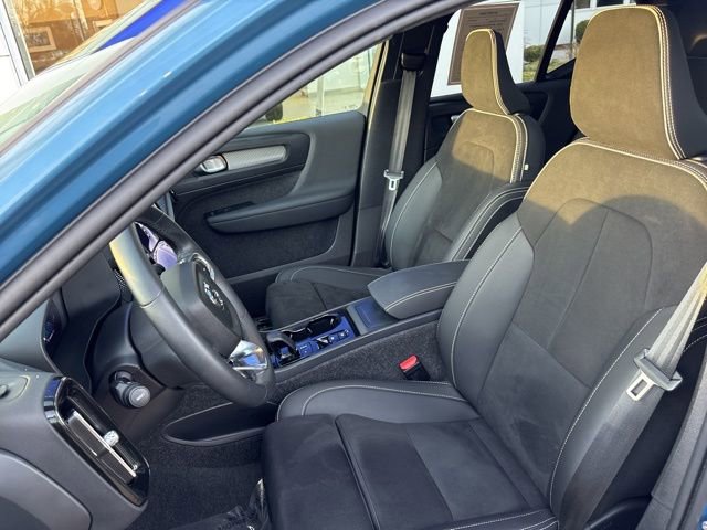 Used 2025 Volvo XC40 B5 Plus image 18