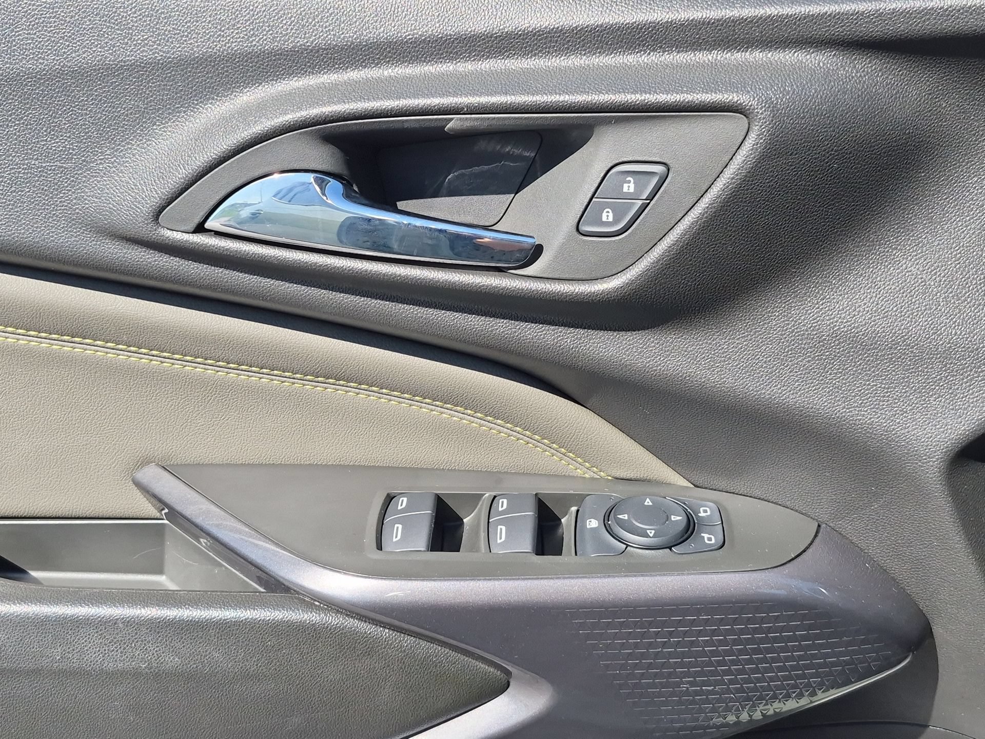 Used 2025 Chevrolet Trax ACTIV w/ Sunroof Package FWD image 23