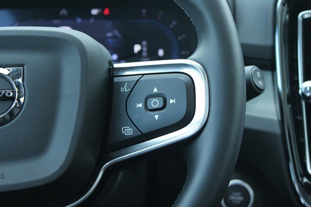 Used 2025 Volvo XC40 B5 Plus image 28