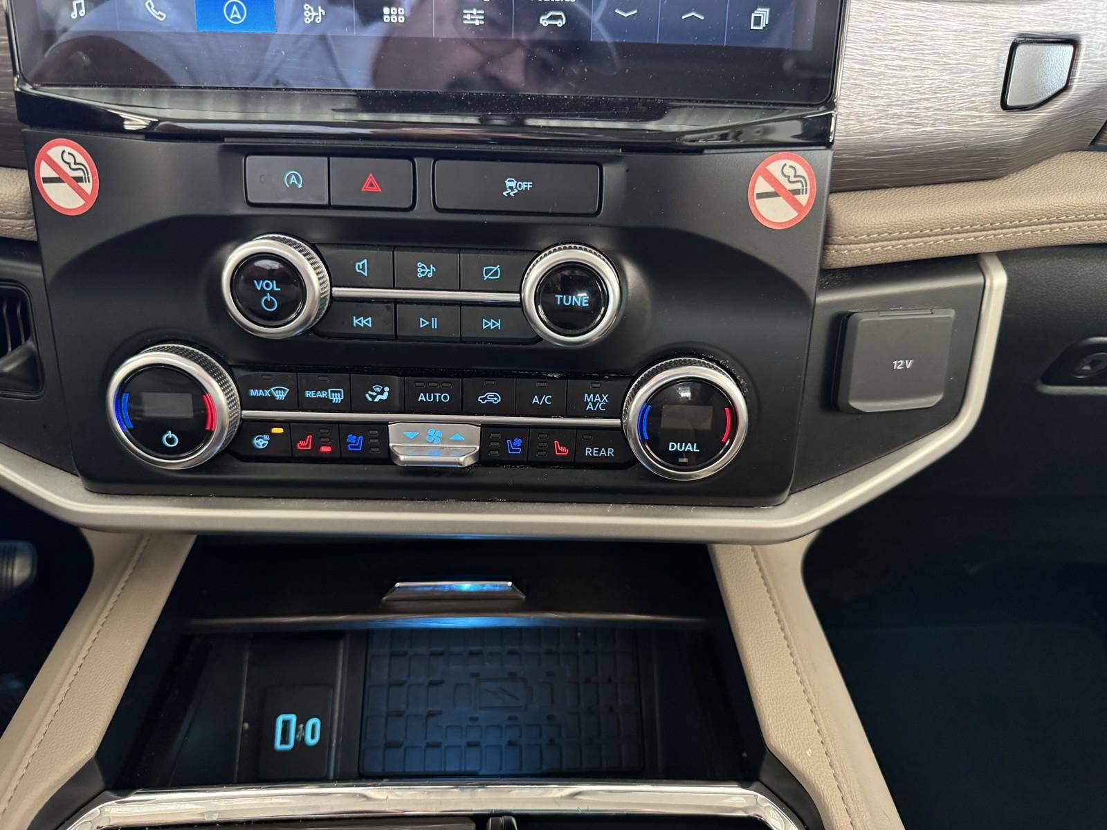 Used 2024 Ford Expedition Limited image 16