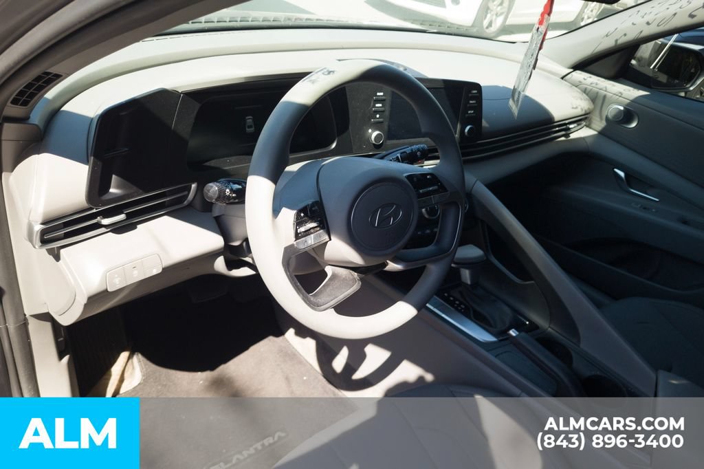 Certified 2025 Hyundai Elantra SE FWD image 5