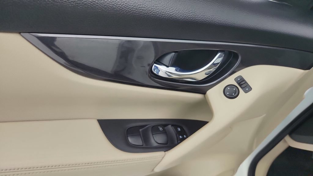 Used 2020 Nissan Rogue SV FWD image 22