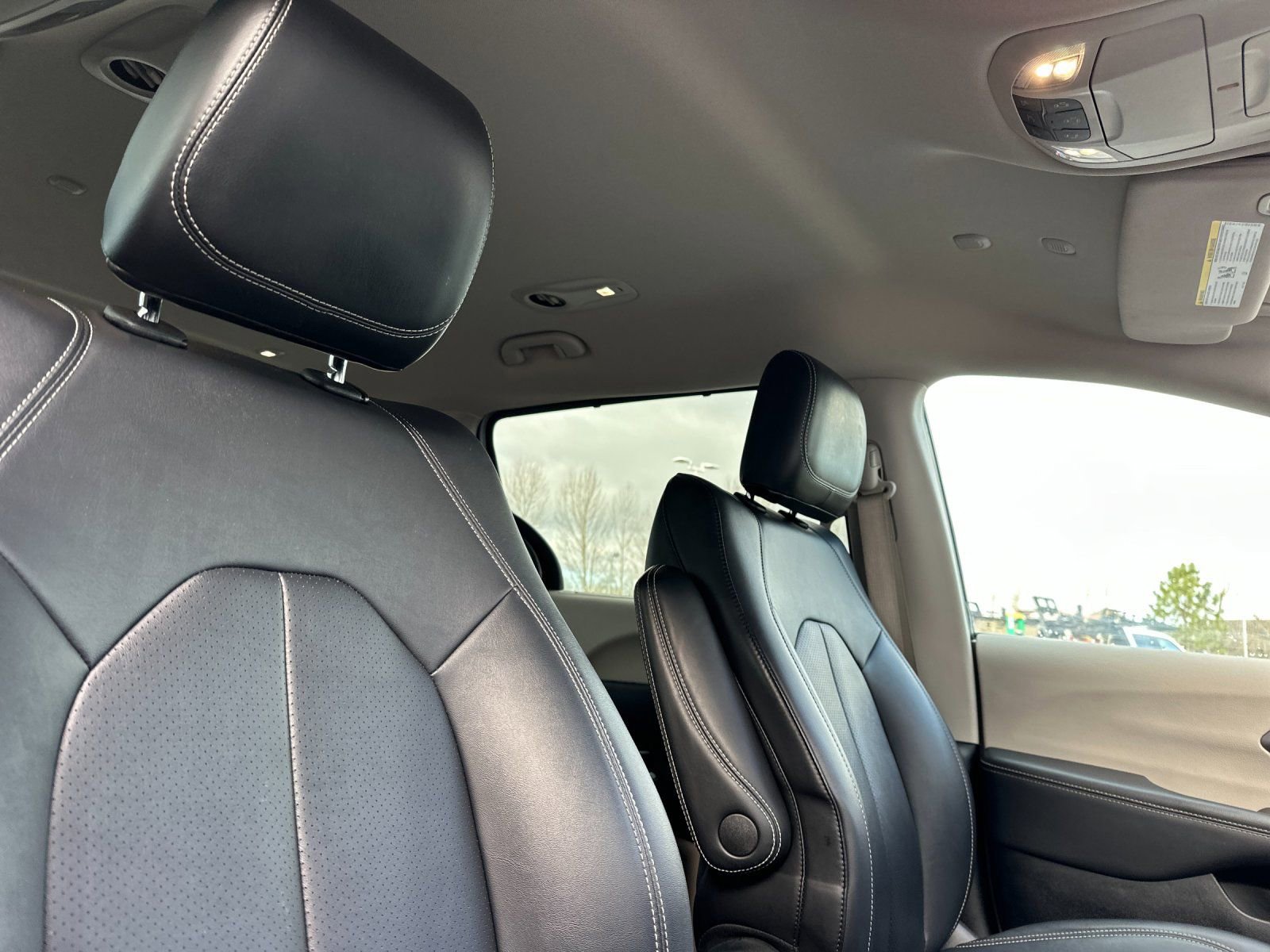 Used 2024 Chrysler Pacifica Touring-L image 18