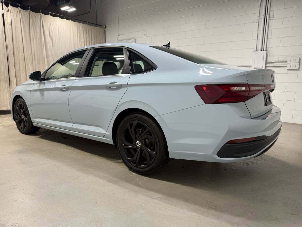 Used 2025 Volkswagen Jetta SE w/ Sunroof Package image 5