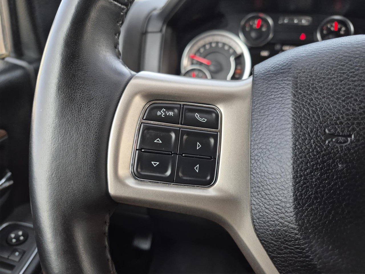 Used 2018 RAM 1500 Laramie w/ Convenience Group AWD/4WD image 19