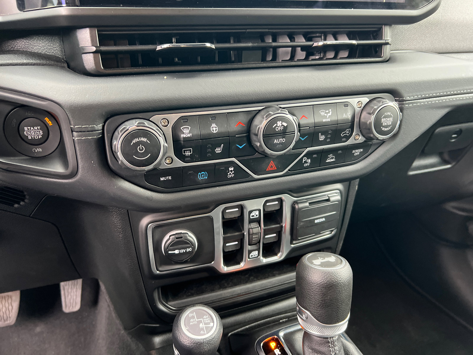 Used 2025 Jeep Wrangler Sahara w/ Safety Group image 26