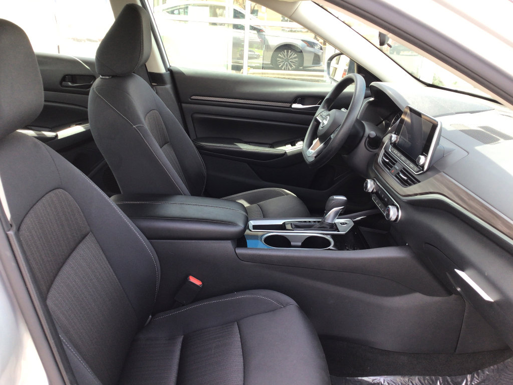 Used 2024 Nissan Altima 2.5 SV FWD image 6