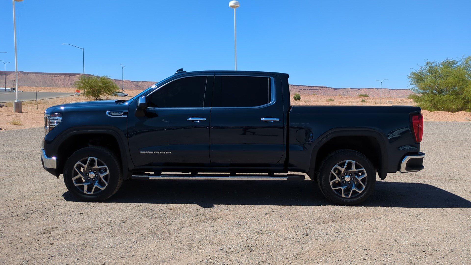 Used 2023 GMC Sierra 1500 SLT w/ SLT Premium Package AWD/4WD image 6