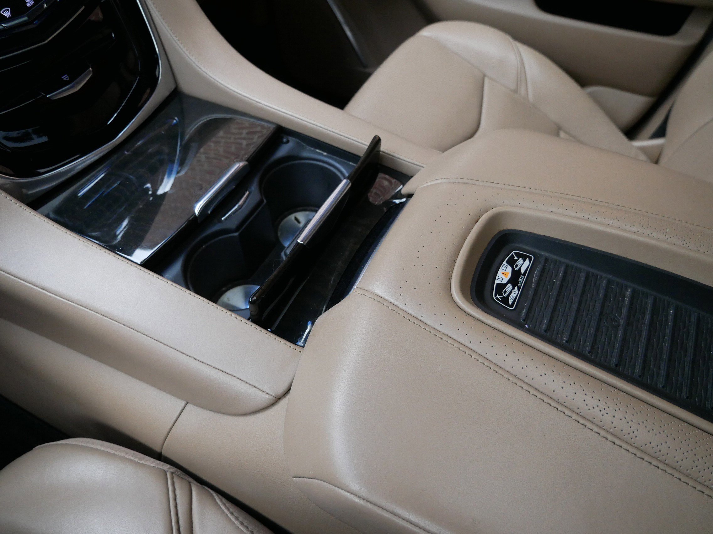 Used 2018 Cadillac Escalade Platinum AWD/4WD image 21