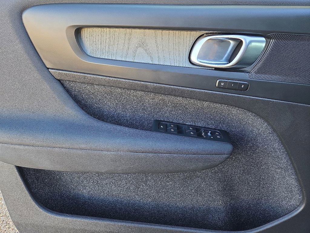 Certified 2023 Volvo XC40 B5 Plus w/ Protection Package Premier image 22