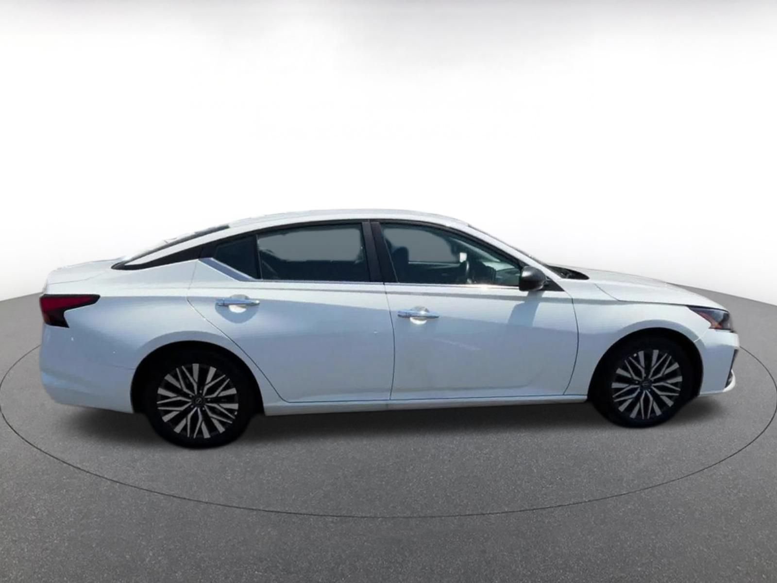 Used 2025 Nissan Altima 2.5 SV FWD image 15