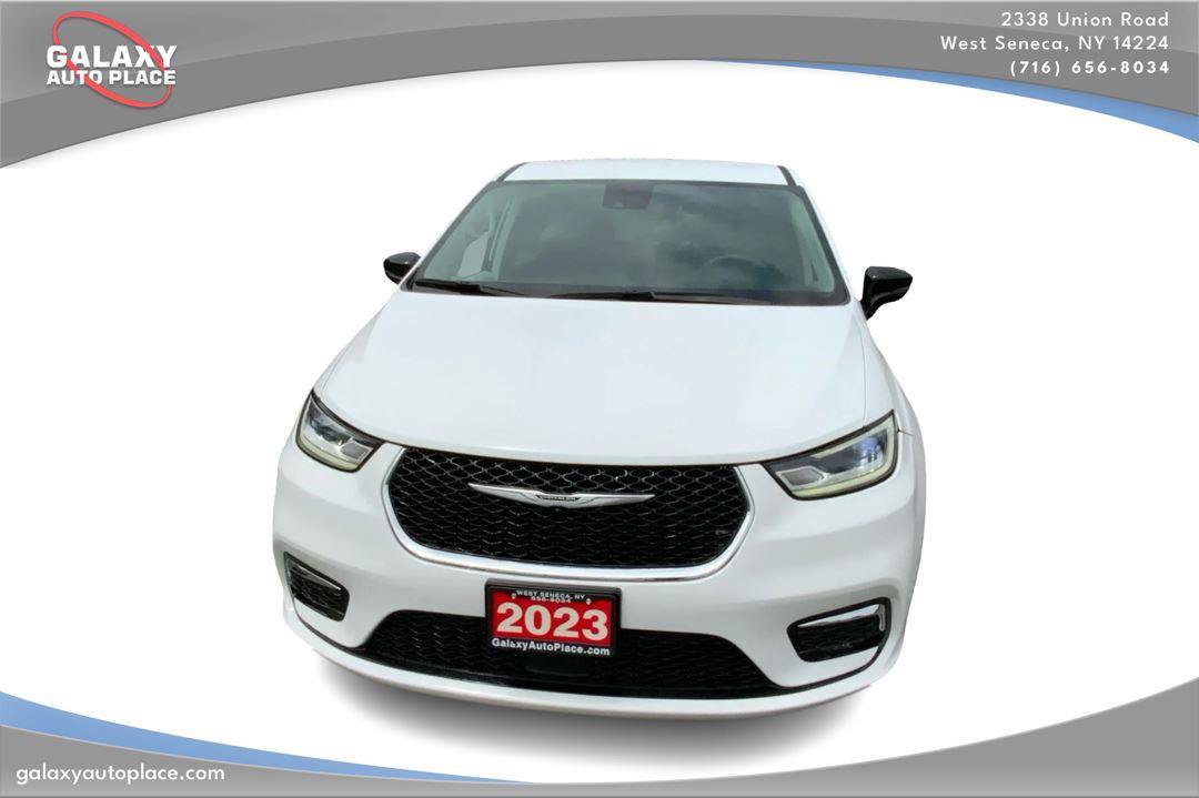 Used 2024 Chrysler Pacifica Touring-L FWD image 2