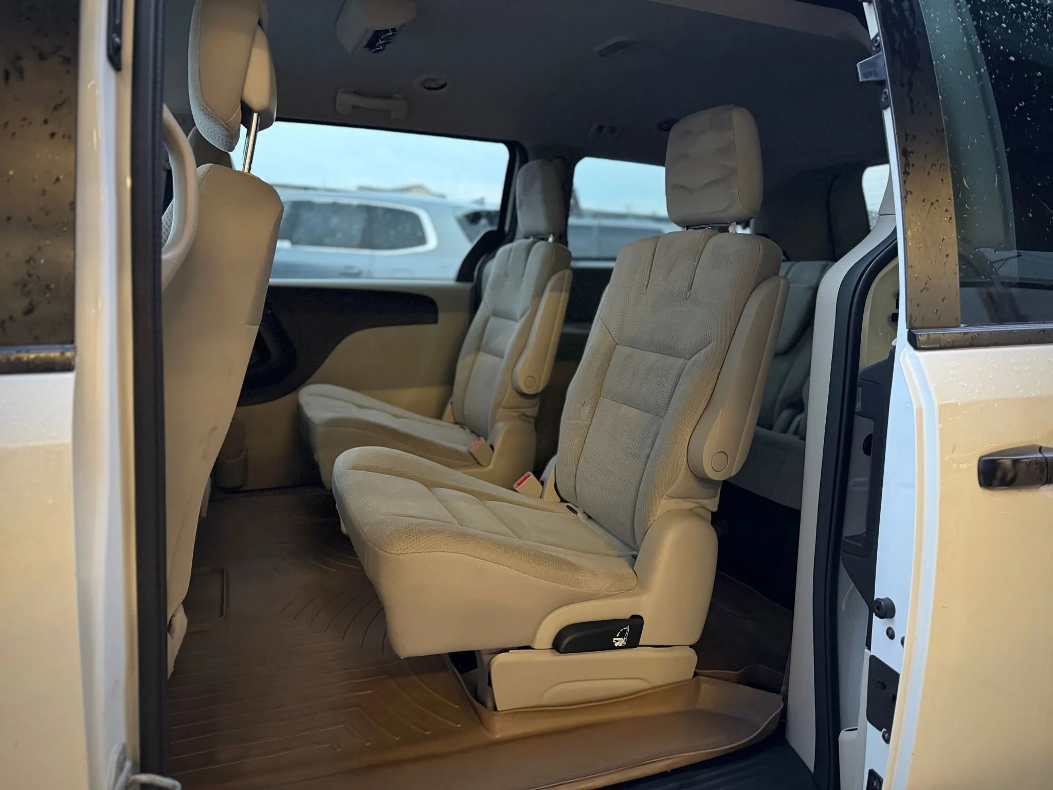 Used 2019 Dodge Grand Caravan SE w/ UConnect Hands-Free Group image 14