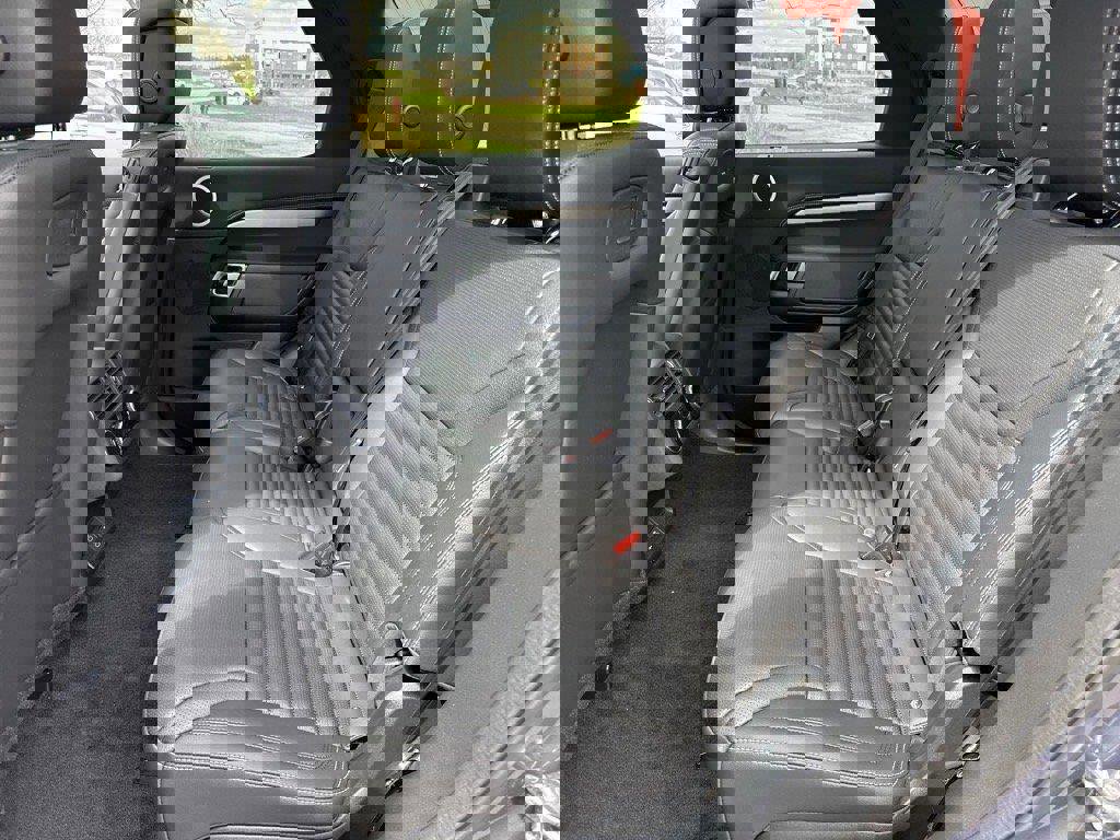 Used 2025 Land Rover Discovery Dynamic SE image 6