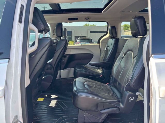 Used 2018 Chrysler Pacifica Limited w/ Advanced Safetytec Group FWD image 24