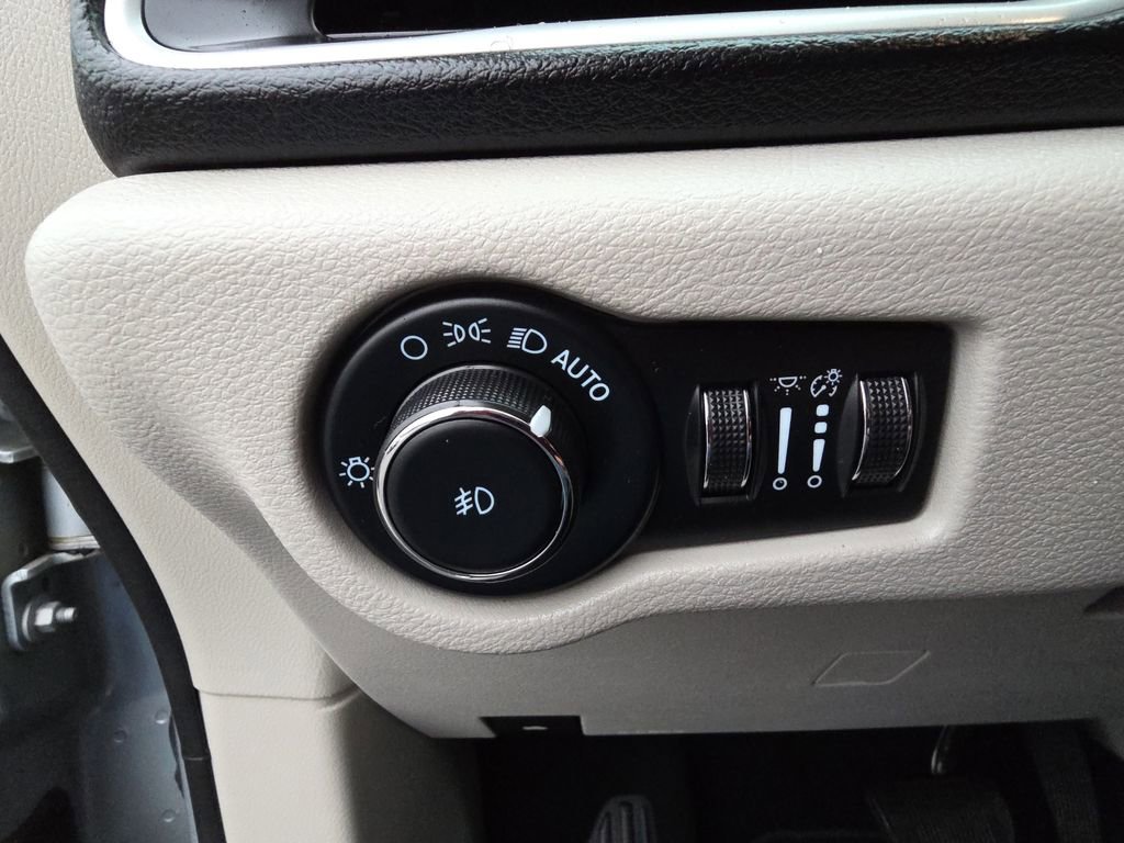 Used 2023 Chrysler Pacifica Touring-L image 20