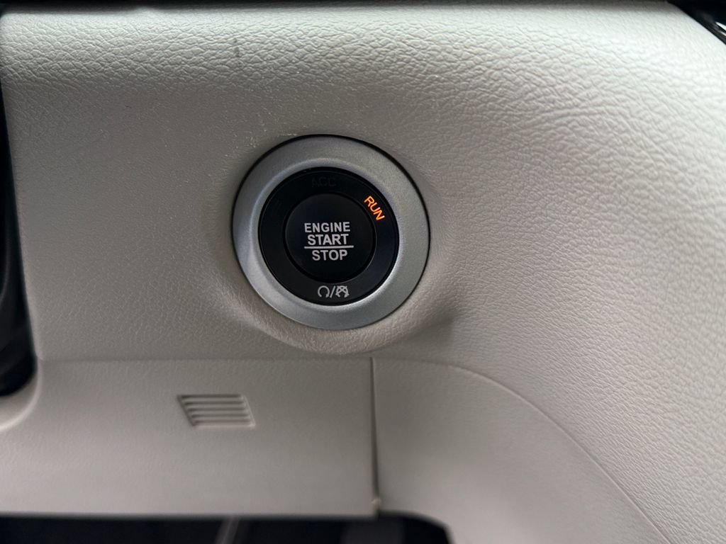 Used 2024 Chrysler Pacifica Touring-L FWD image 17