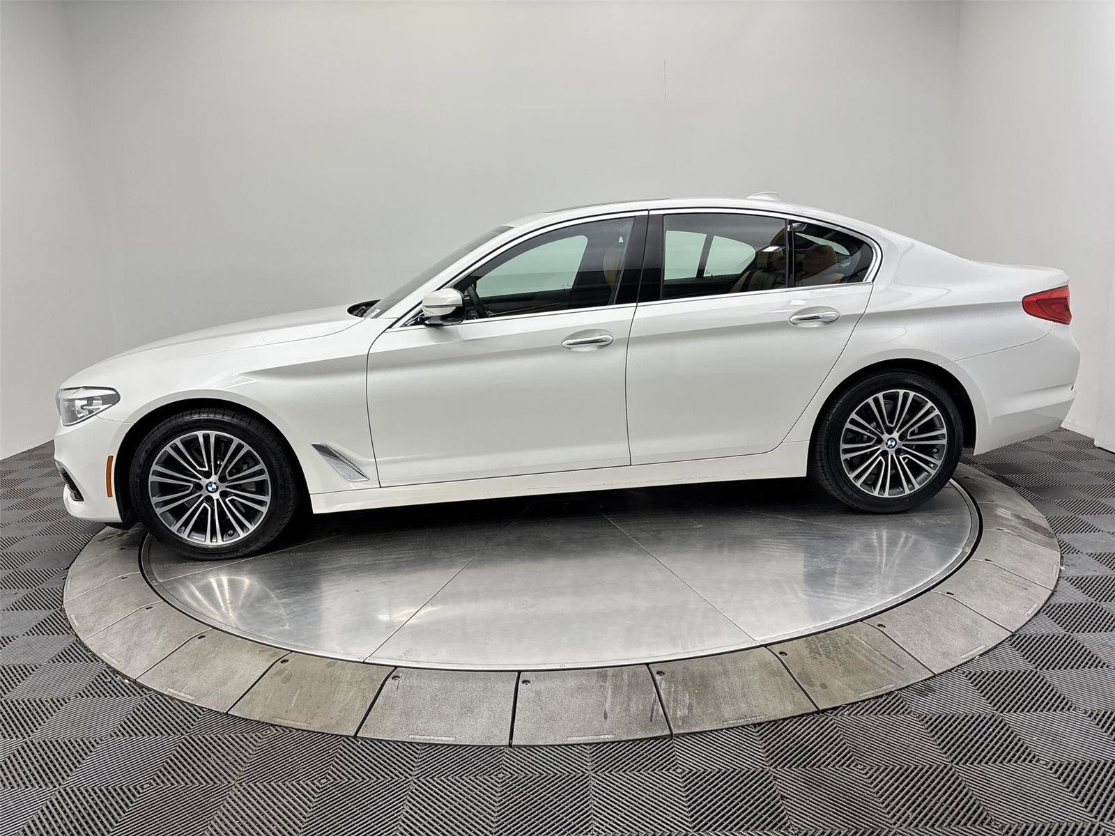 Used 2018 BMW 530i xDrive image 16