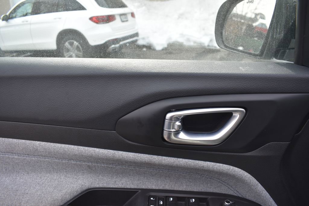 Used 2025 Jeep Compass Latitude image 10