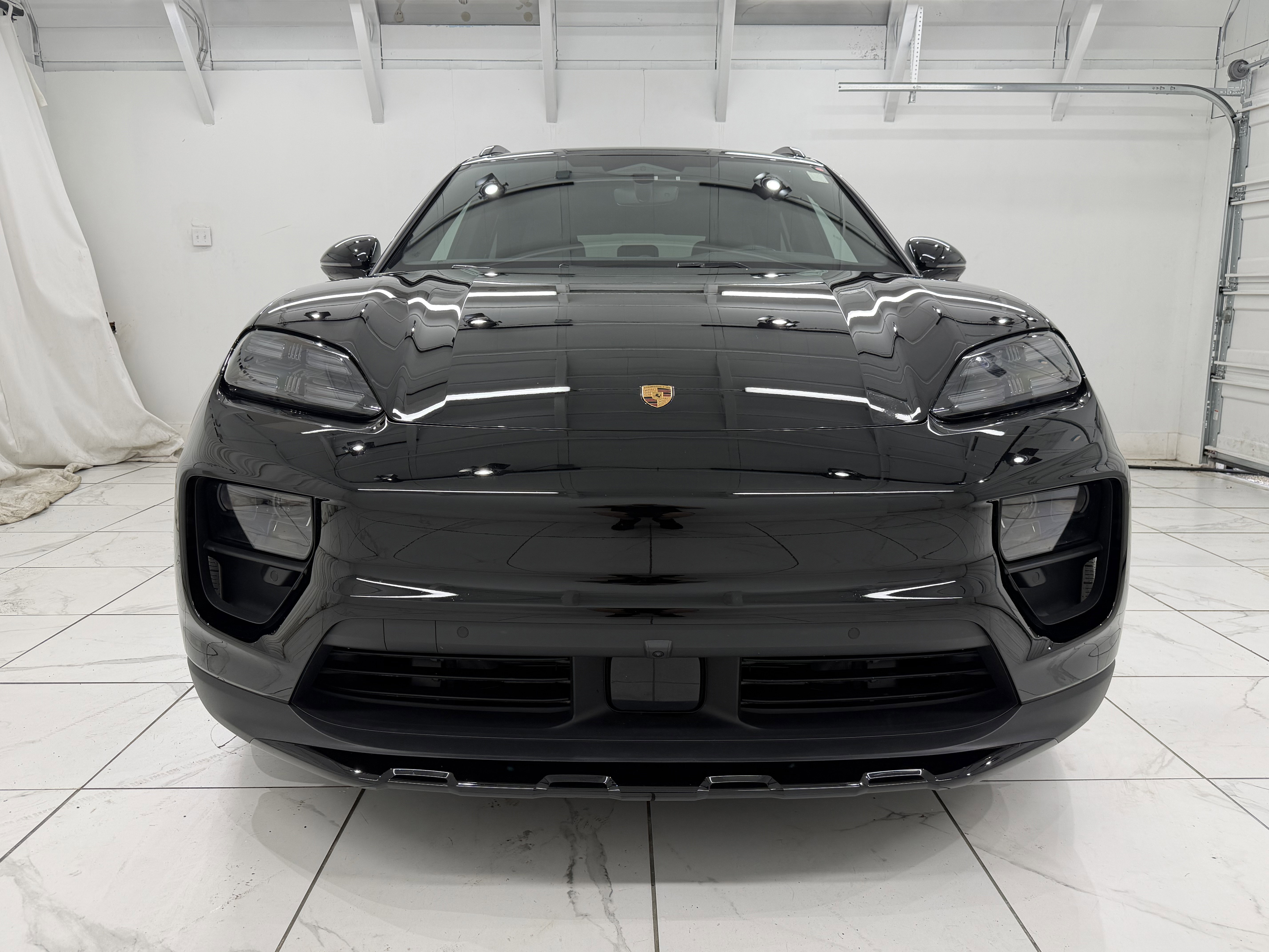 Certified 2025 Porsche Macan 4S Electric AWD/4WD image 9