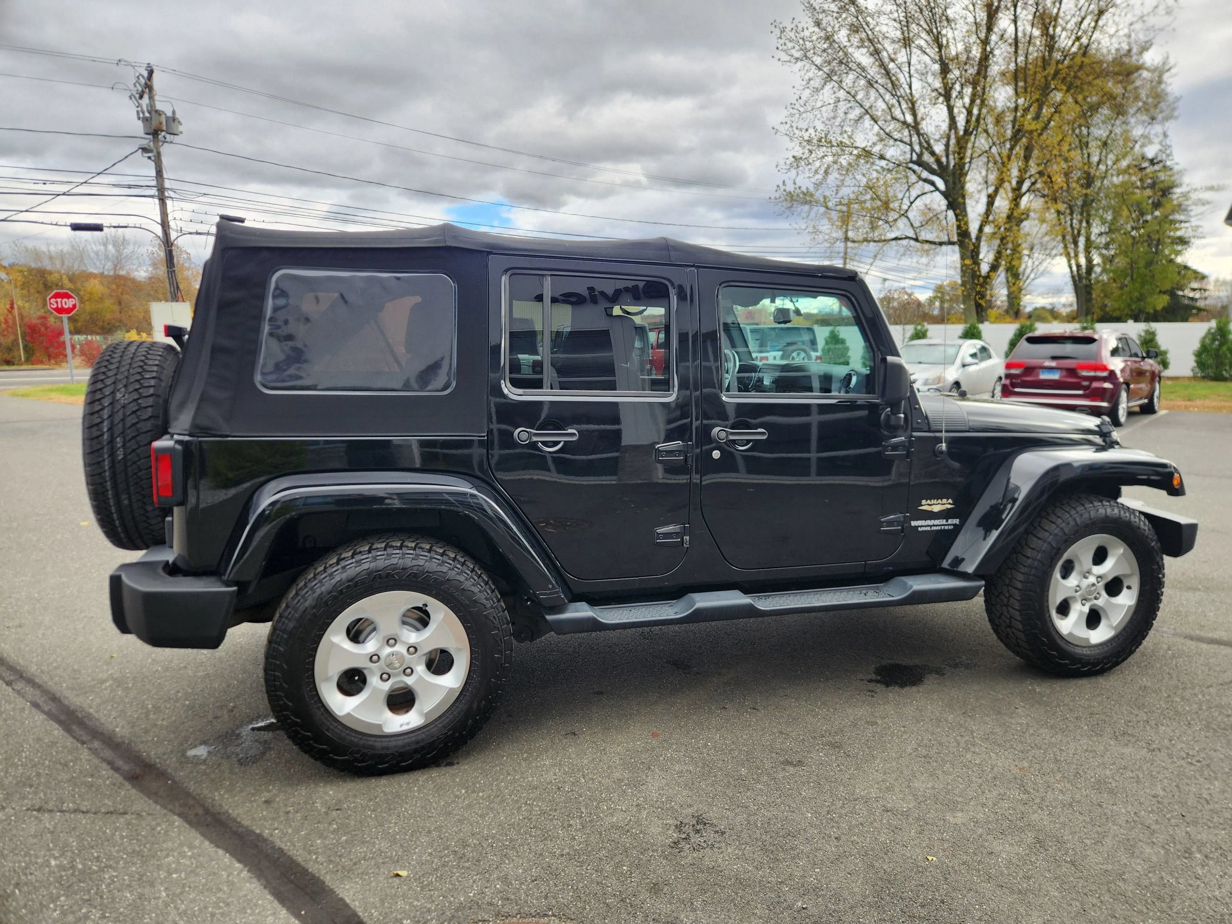 Used 2015 Jeep Wrangler Unlimited Sahara w/ Connectivity Group AWD/4WD image 18
