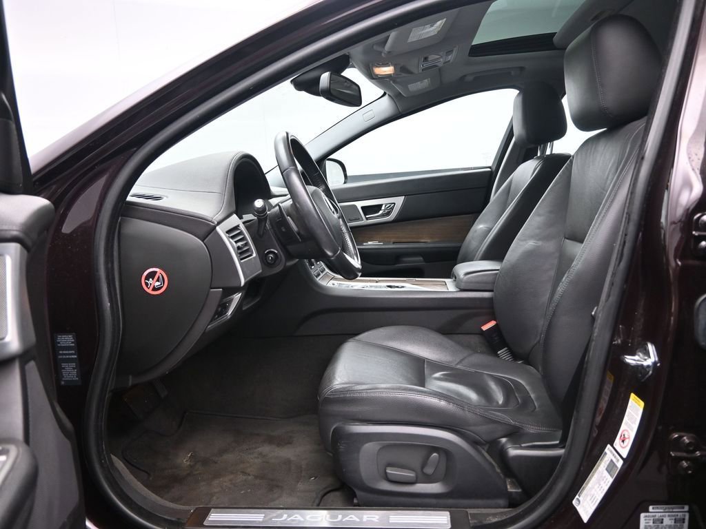 Used 2015 Jaguar XF Premium image 19