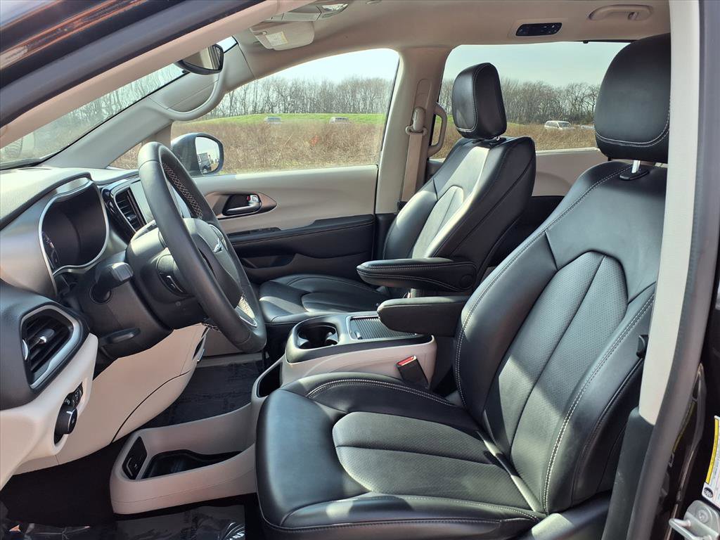 Used 2023 Chrysler Pacifica Touring-L image 28
